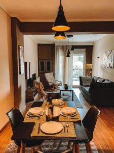 sala de estar con mesa negra y sillas en URBAN LIFE STYLE en Tesalónica