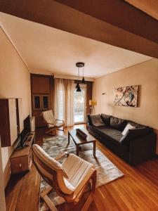sala de estar con sofá y mesa en URBAN LIFE STYLE en Tesalónica