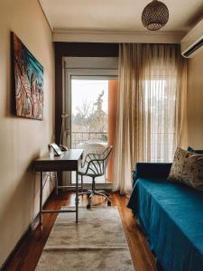 1 dormitorio con cama, escritorio y ventana en URBAN LIFE STYLE en Tesalónica