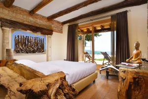 um quarto com uma cama grande e uma janela grande em Tenuta Le Cave em Tregnago