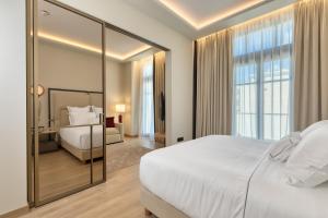 Posteľ alebo postele v izbe v ubytovaní Grand Hotel Kalamata