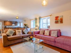 uma sala de estar com um sofá e uma mesa em Long Barn - Uk30435 em Kingsbury Episcopi