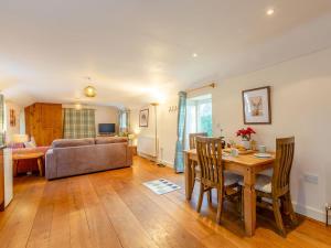 uma sala de estar com uma mesa e um sofá em Long Barn - Uk30435 em Kingsbury Episcopi