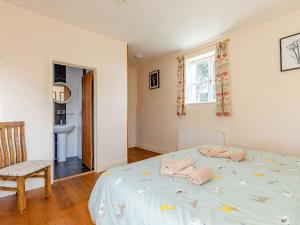 1 dormitorio con 1 cama, 1 silla y 1 ventana en Long Barn - Uk30435 en Kingsbury Episcopi