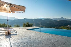 parasol na patio przy basenie w obiekcie Candia Panorama Villa w Heraklionie