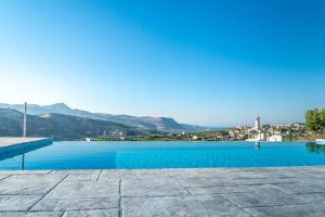 duży basen z widokiem na miasto w obiekcie Candia Panorama Villa w Heraklionie