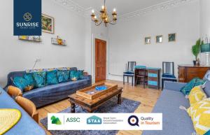 Χώρος καθιστικού στο DUPLEX - INVOICE and REDUCED PRICE only via SUNRISE SHORT LETS DUNDEE, 5 Bed Rooms, Amazing Views, Fully Equipped, Free Parking, WiFi, FAVOURITE for Groups & Businesses, Food, Bars, Shops, Library, River Views, Long Stays