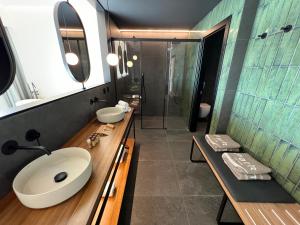a bathroom with two sinks and a shower at Hotel Primavera Park in Benidorm