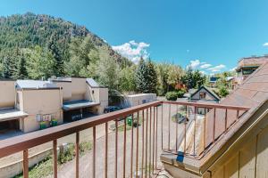 Elle comprend un balcon offrant une vue sur la montagne. dans l'établissement Aspen Mountain Lodge 402, à Aspen