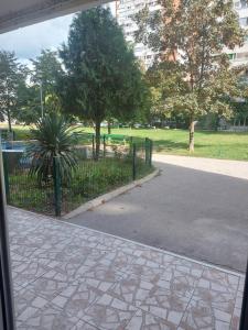 uitzicht op een park met een hek en bomen bij River&Bike Apartment in Belgrado