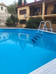 - une piscine en face d'une maison dans l'établissement Ca l'Aiguadora, à Sant Mateu