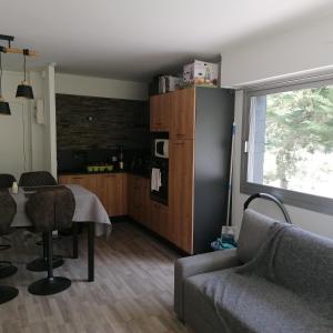 Kuchyňa alebo kuchynka v ubytovaní Appartement en résidence bord de mer