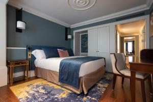 波多的住宿－ICON Duplo Ribeira，酒店客房配有一张床、一张书桌和一张书桌。