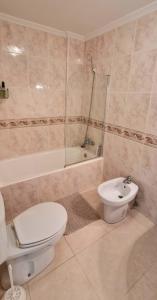 Zdjęcie z galerii obiektu Poolside 2 Bedroom 2 Bathroom Apt, Ultra Fast Wi-Fi & Terrace w mieście Los Alcázares