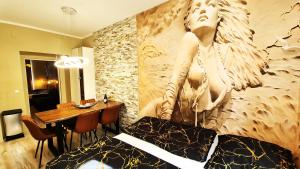 sypialnia z obrazem kobiety na ścianie w obiekcie Boutique Apartments Vienna - Premium 3 w Wiedniu