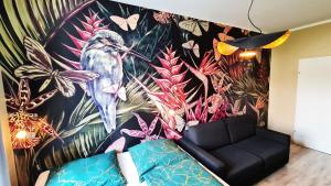 salon z malowidłem kwiatowym i kanapą w obiekcie Boutique Apartments Vienna - Premium 3 w Wiedniu +34 zdjęcia