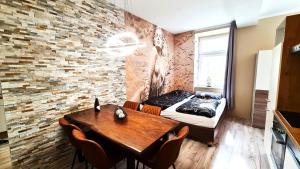 pokój ze stołem i łóżkiem w pokoju w obiekcie Boutique Apartments Vienna - Premium 3 w Wiedniu