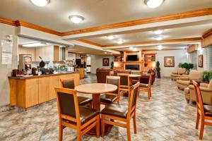 Köök või kööginurk majutusasutuses Ramada by Wyndham Ponoka