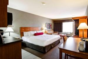 Voodi või voodid majutusasutuse Ramada by Wyndham Ponoka toas