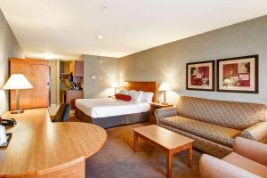 Voodi või voodid majutusasutuse Ramada by Wyndham Ponoka toas