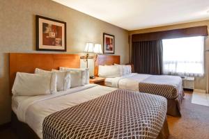 Voodi või voodid majutusasutuse Ramada by Wyndham Ponoka toas