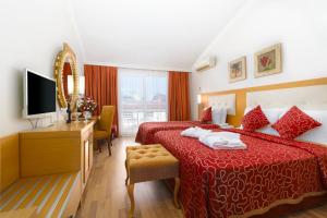 A bed or beds in a room at Alaiye Resort & Spa Hotel - Ultra All Inclusive