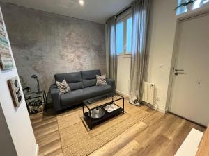 ein Wohnzimmer mit einem Sofa und einem Tisch in der Unterkunft Apartamento Donosti Aldea in Lasarte