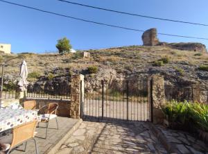 ein Tor zu einem Haus mit einem Hügel im Hintergrund in der Unterkunft Casa Rural La Torreta en El Rincón de Ademuz in Castielfabib