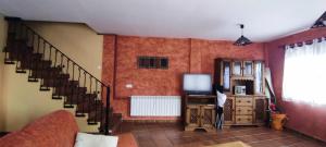A television and/or entertainment centre at Casa Rural La Torreta en El Rincón de Ademuz