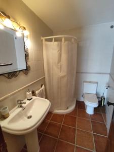 A bathroom at Casa Rural La Torreta en El Rincón de Ademuz