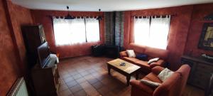 A television and/or entertainment centre at Casa Rural La Torreta en El Rincón de Ademuz