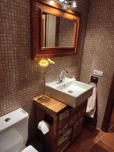 A bathroom at Casa Rural La Torreta en El Rincón de Ademuz