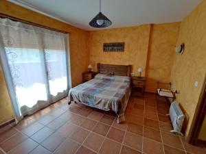 A bed or beds in a room at Casa Rural La Torreta en El Rincón de Ademuz