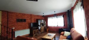 A television and/or entertainment centre at Casa Rural La Torreta en El Rincón de Ademuz