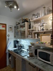 - une cuisine avec un comptoir et un four micro-ondes dans l'établissement Appartement Herrlich, à Bad Wildbad