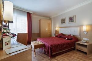 A bed or beds in a room at Alaiye Resort & Spa Hotel - Ultra All Inclusive