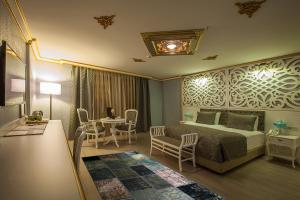 A seating area at Empire Suite Hotel