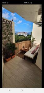 eine Terrasse mit einem Sofa und Pflanzen auf einem Balkon in der Unterkunft Vila Magna Albufeira in Albufeira