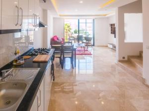 a kitchen with a sink and a counter top at Stone House Aparts Dublex 3 plus1 mit Meerblick und Jakuzzi Kalkan No 6 in Kas