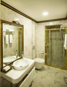 A bathroom at Empire Suite Hotel