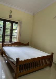سرير أو أسرّة في غرفة في Sandev estate stay