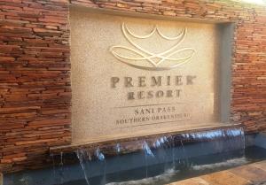 ヒメヴィルにあるPremier Resort Sani Passの煉瓦壁の三田南展望台