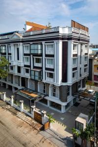 una vista aérea de un edificio de apartamentos en RATHNA RESIDENCY - Near US CONSULATE, en Chennai