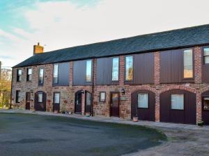 an old brick building with a lot of windows at The Coach House - UK30397 in Calvo