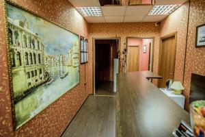 un pasillo con una encimera y pinturas en las paredes en Welcome Minihotel, en Moscú