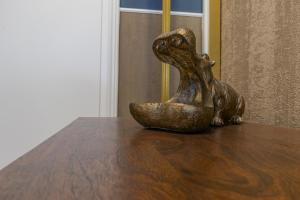 a bronze bird statue sitting on top of a table at Ferienappartements-Milina in Rathmannsdorf