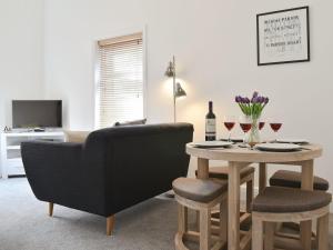 ein Wohnzimmer mit einem Tisch und 2 Gläsern Wein in der Unterkunft The Old Police House - Uk11623 in Saltburn-by-the-Sea