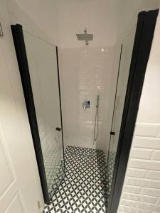 W łazience znajduje się prysznic ze szklanymi drzwiami. w obiekcie Beautiful 2-Bedroom Sea-View apartment w mieście Netanja