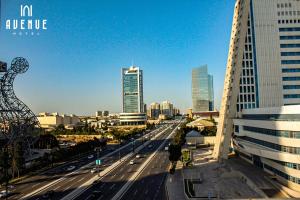 Avenue Hotel Baku by Smart في باكو: اطلالة على مدينة فيها مباني طويلة وشارع