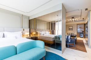 1 dormitorio con 1 cama y sala de estar en Stayso The House Hotel, en Estambul